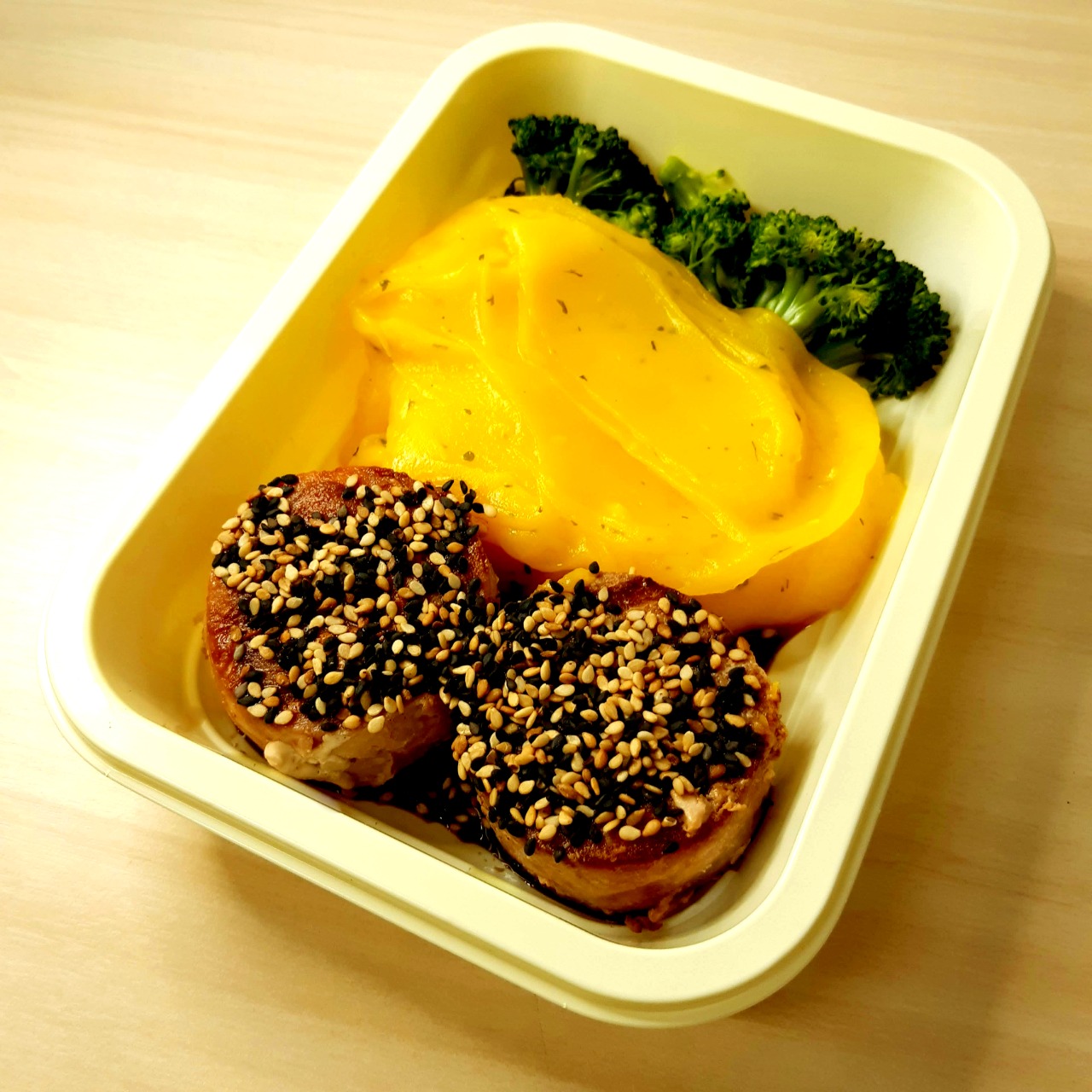 (45) Medalhão de atum ao teriyaki com gergilim, purê de batata baroa e brócolis