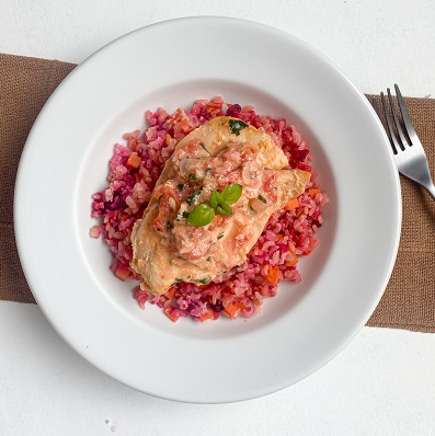 Frango ao Molho de Creme de Leite e Tomate, Arroz Integral com Cenoura e Beterraba